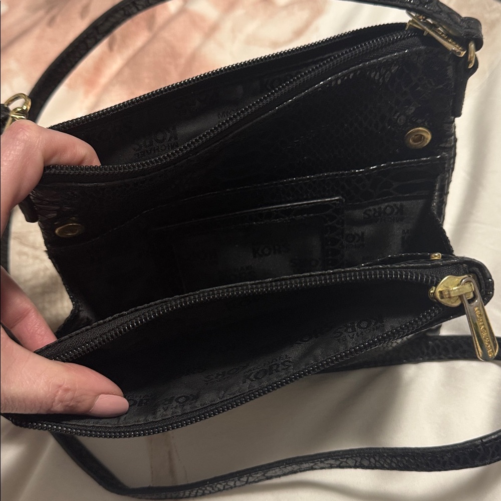 Michael Kors Black shiny leather snake skin cross body purse gold hardware - Picture 4 of 14
